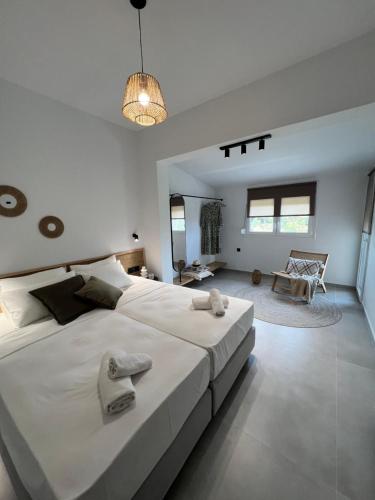 - une grande chambre blanche avec un grand lit blanc dans l'établissement Tramontana House 3, à Skiathos Chora