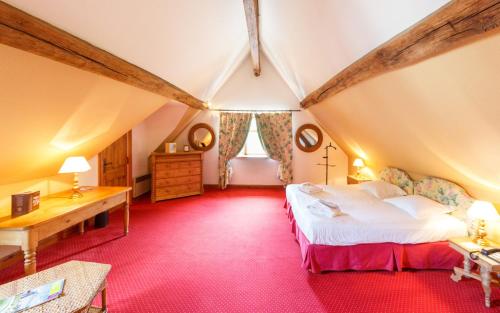 Schlafzimmer mit einem Bett, einem Schreibtisch und einem Fenster in der Unterkunft Chateau de Chissay in Chissay-en-Touraine