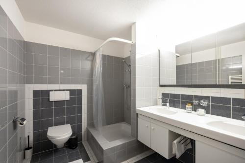 uma casa de banho com um lavatório, um WC e um chuveiro em Beautiful Apartment in Old Town House City Center em Zurique