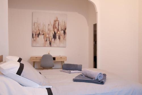 ein Schlafzimmer mit einem Bett mit zwei Handtüchern darauf in der Unterkunft Logement de charme en plein coeur d'Avignon in Avignon