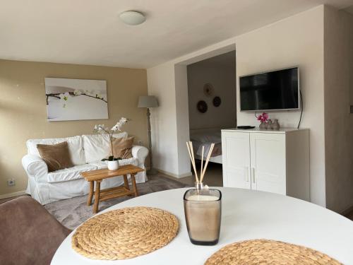 - un salon avec une table blanche et un canapé dans l'établissement Suite Dreamz, à Zandvoort