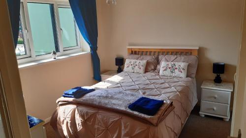 een slaapkamer met een bed met 2 kussens erop bij Tor View Getaway in Glastonbury in Glastonbury