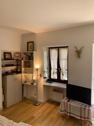 a bedroom with a window and a desk in front of it at Studio indépdt centre ville 300m du lac d’Annecy in Veyrier-du-Lac