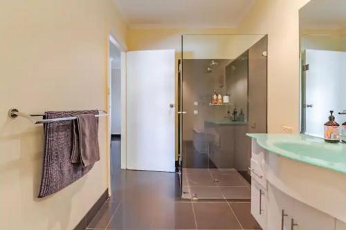 Un baño de Luxurious 3 bedroom beachfront - panoramic views