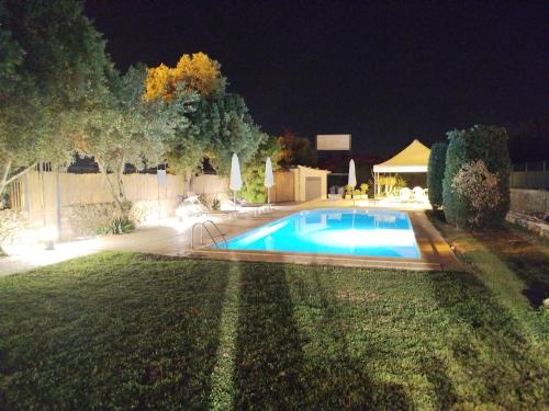 una piscina en un patio por la noche en San Domenico Residence, en Arenella