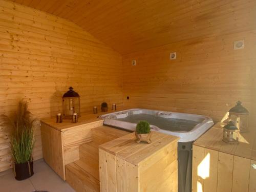 a jacuzzi tub in a wooden room at Magija Bałtyku in Sarbinowo
