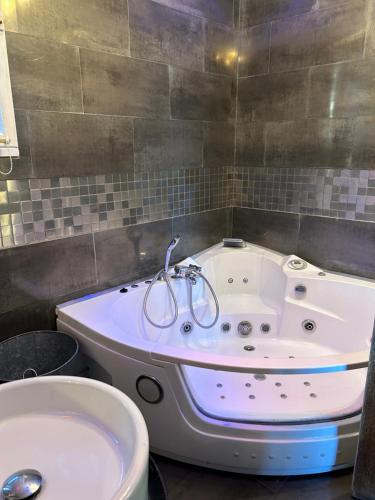 Vannituba majutusasutuses Cassis appartement vue mer balneo