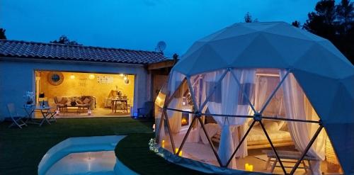 a iguana tent in the yard of a house at Le Clos FMR Insolite - "F"anny Carcassonne in Malves-en-Minervois