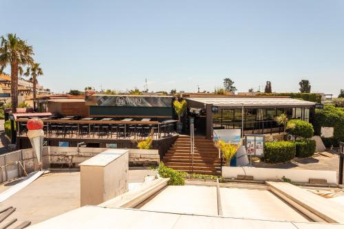 un homme debout sur le toit d'un bâtiment dans l'établissement Village Naturiste r4n - Dream PN 5 coursives, au Cap d'Agde
