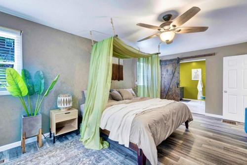 ein Schlafzimmer mit einem Bett mit Deckenventilator in der Unterkunft #BohoSleek King Bed Spa Shower-Near TopGolf Downtown Uptown BJCC Hoover Complex in Birmingham