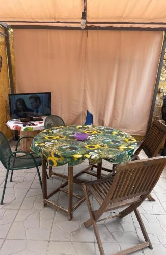 tavolo e sedie con tavolo e TV di Flora House a Brindisi