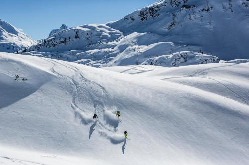 two people skiing down a snow covered mountain at Lechtaler Alpenblick Landeck - Privatzimmer & Ferienwohnung in Landeck