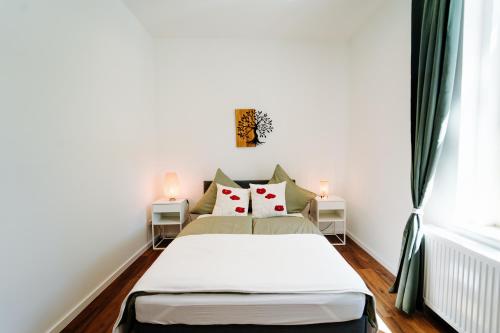 ein Schlafzimmer mit einem Bett mit zwei Kissen in der Unterkunft Villa Levin: 120m², bis 8 Pers, free Wifi & parken 
