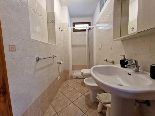 een badkamer met een wastafel en een toilet bij Appartamenti Fetovaia Lavanda in Fetovaia