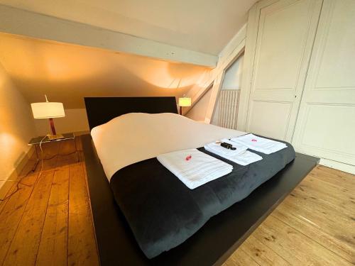 une chambre avec un lit avec deux serviettes dessus dans l'établissement Villa RENNAISSANCE - Proche Mer - Parking - Ménage & Linge inclus, à La Rochelle