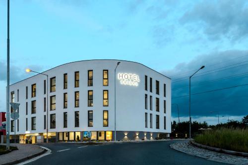 een hotel met een bord aan de zijkant van een gebouw bij Hotel Tříška in Brandýs nad Labem