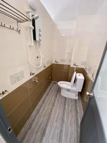 a bathroom with a toilet and a shower at Nhà Nghỉ Thiên Tân 2 in Quang Ngai