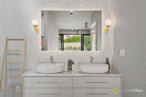 2 lavabos en un baño con espejo en Elegant 3BR House San Francisco en San Francisco
