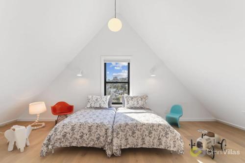 biała sypialnia z łóżkiem i oknem w obiekcie Elegant 3BR House San Francisco w mieście San Francisco