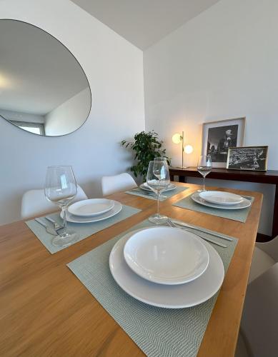 - une table à manger avec des assiettes et des verres à vin dans l'établissement Le Panoramic, à Villeurbanne