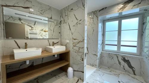 ein Badezimmer mit 2 Waschbecken und einem Spiegel in der Unterkunft Maison LAURENTZENIA in Saint-Jean-Pied-de-Port