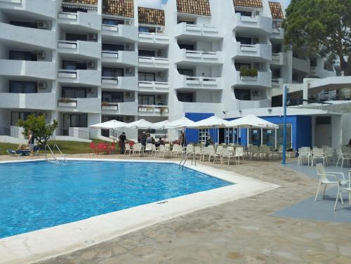 una piscina di fronte a un grande condominio di Playa Las Fuentes ad Alcossebre