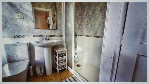 W łazience znajduje się umywalka i prysznic. w obiekcie Casa Carmen con finca y piscina privada w mieście Cea