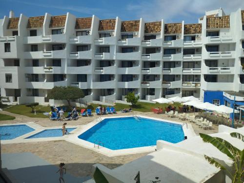 un grande condominio con una grande piscina di Playa Las Fuentes ad Alcossebre
