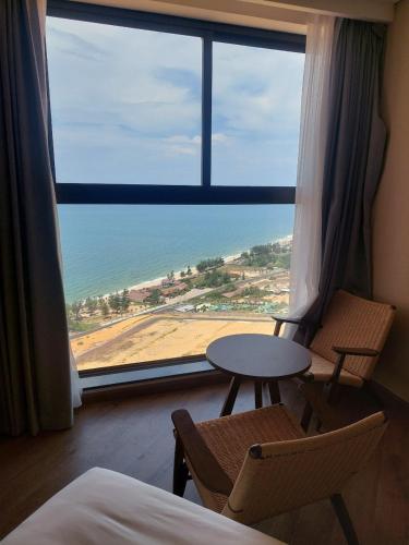 a room with a table and chairs and a large window at M2007 Apec mandela Mũi né in Ấp Long Sơn