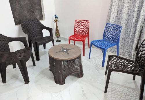 a group of chairs and a table in a room at The Aruj Home Stay in Kolhapur