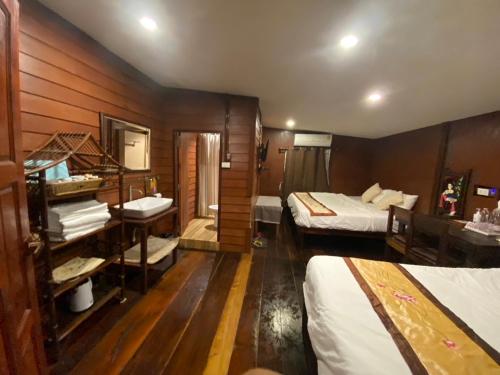 Habitación de hotel con 2 camas y lavamanos en Reuan Vilawan, en Ratchaburi