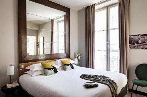 - une chambre avec un grand miroir et un lit dans l'établissement Holiday Inn Paris Elysées, an IHG Hotel, à Paris