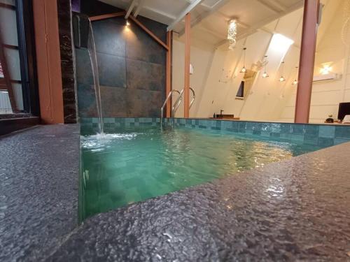 المسبح في Eden Cottage أو بالجوار