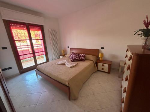 een slaapkamer met een bed en een raam bij Sesta Terra in Aulla