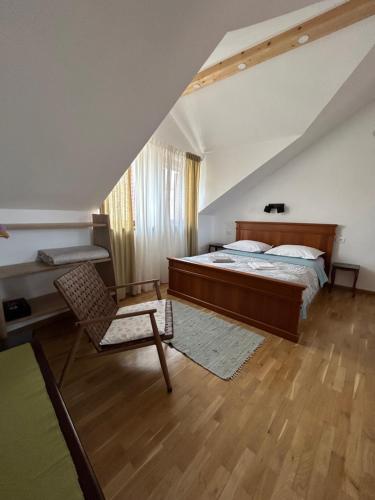 - une chambre avec un lit et une chaise dans l'établissement Guesthouse Fjaka, à Split