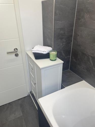 un bagno con un lavandino bianco e una doccia di Ferien und Monteurwohnung a Saarbrücken