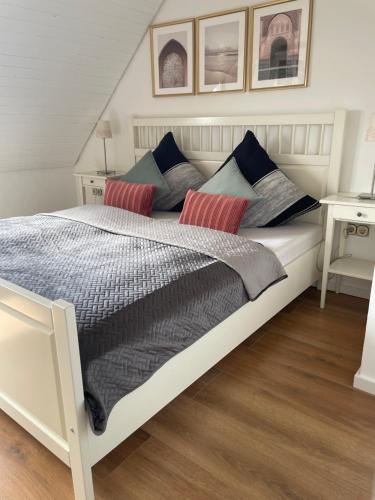 una camera con un letto bianco con due cuscini di Ferien und Monteurwohnung a Saarbrücken