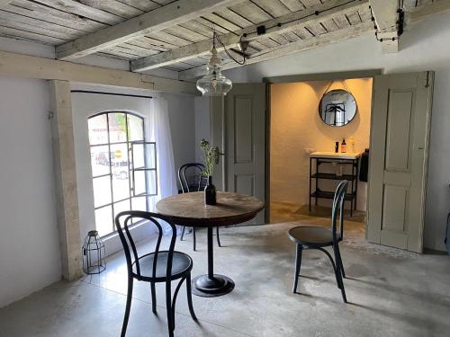 a table and chairs in a room with a kitchen at Spacerowa 5 in Łagów