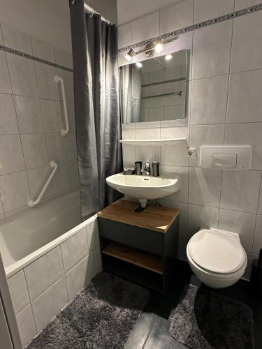 Bilik mandi di 2 Zimmer Appartement mit Pool im Haus