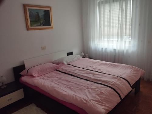 Ένα ή περισσότερα κρεβάτια σε δωμάτιο στο Zala Apartment