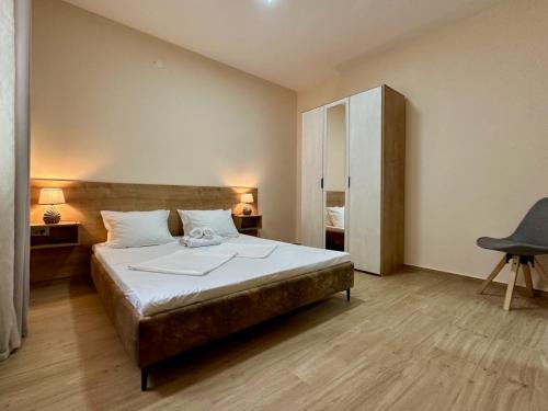 1 dormitorio con cama, escritorio y silla en Herceg Novi, en Herceg-Novi