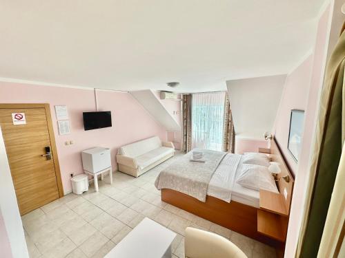 ein Schlafzimmer mit einem Bett und einem TV in einem Zimmer in der Unterkunft Pansion Begic in Omiš