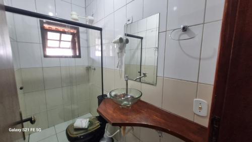 パラチにあるPousada Rainha do Marのバスルーム(洗面台、カウンターのガラスボウル付)