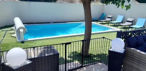 Photo de la galerie de l'établissement Villa avec piscine privée, à Roquemaure