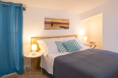 a bedroom with a bed with a blue curtain at Cefalù, Lascari - Appartamento moderno vicino al mare in Lascari