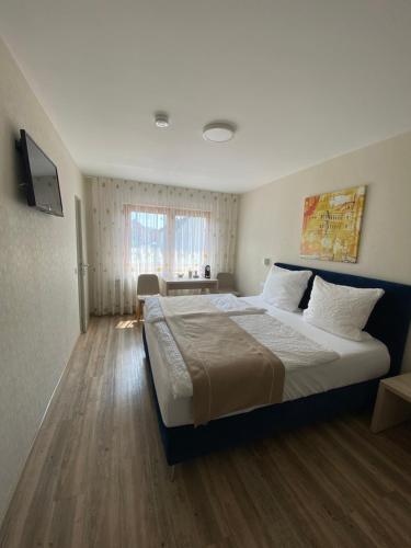 1 dormitorio con 1 cama grande en una habitación en Gasthaus Wollscheid en Tréveris