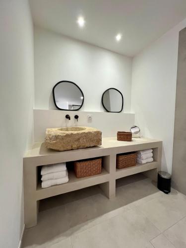 une salle de bain avec un lavabo et deux miroirs dans l'établissement Casa Suvara - Chambres d'hôtes de charme I Piscines ou SPA privatifs, à Conca