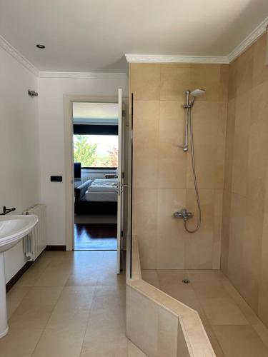 bagno con doccia e lavandino di Villa Pirineus a beautiful villa with pool a Santa Cristina d'Aro