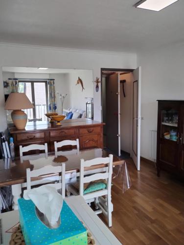 une cuisine et une salle à manger avec une table et des chaises dans l'établissement Appartement Cabourg Plage, à Cabourg