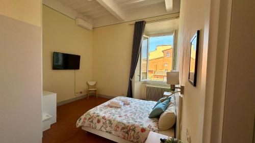 a small bedroom with a bed and a window at B&B -Di Piazza Cairoli in Pisa